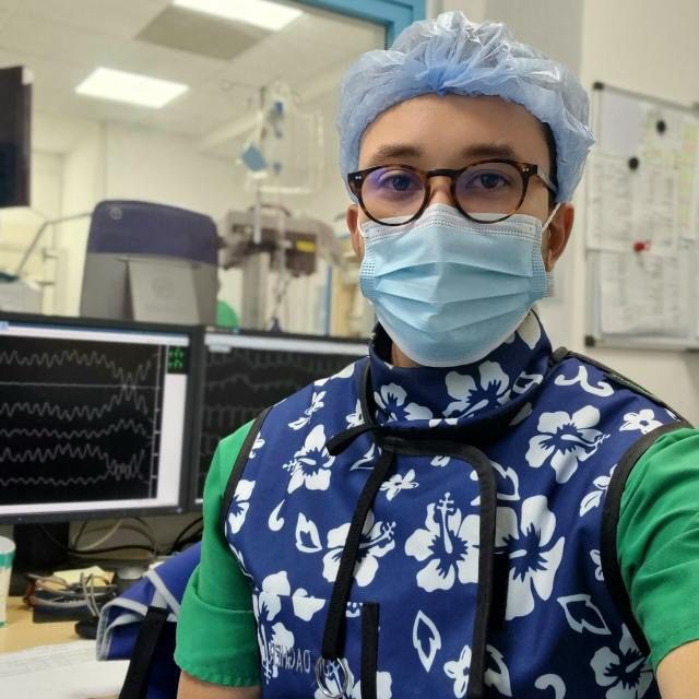 Dr. Zakaria Wakrim en tenue stérile lors d'une procédure de rythmologie interventionnelle
